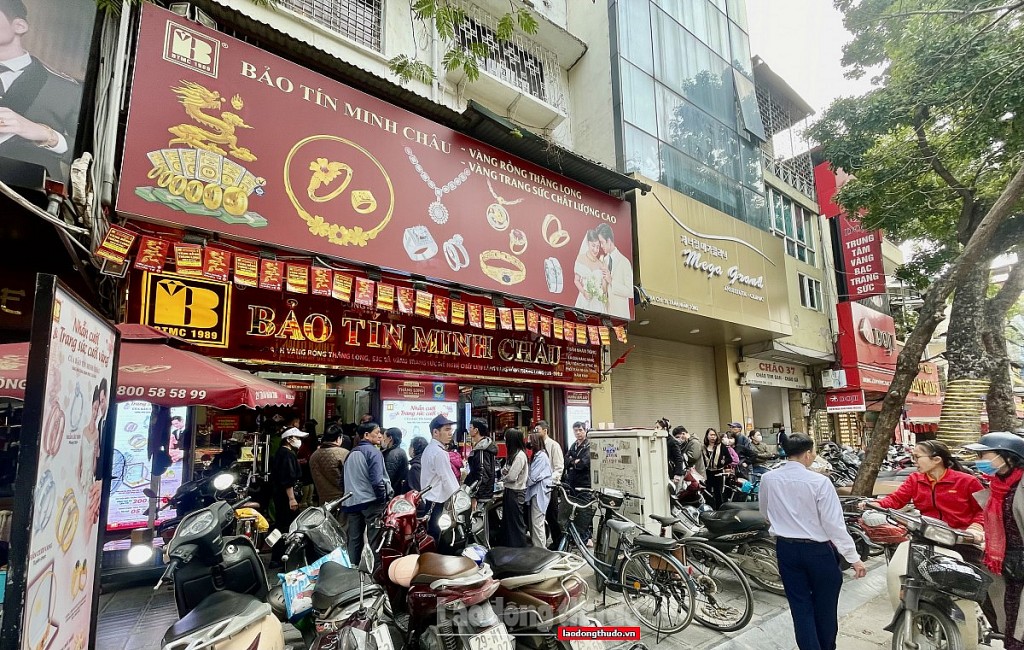 Rồng rắn xếp hàng mua nửa chỉ vàng khi giá vàng chạm mốc 100 triệu Rồng rắn xếp hàng mua nửa chỉ vàng khi giá vàng chạm mốc 100 triệu