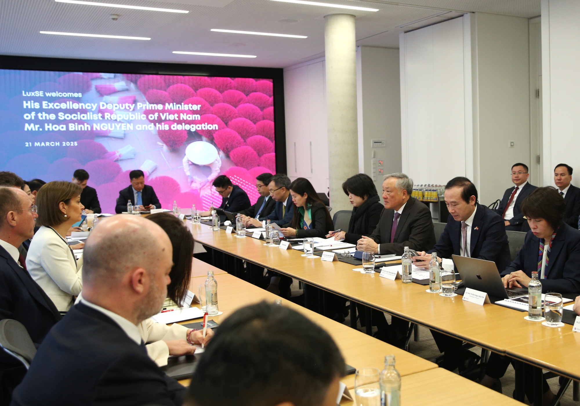 Việt Nam có đầy đủ năng lực và vị thế để trở thành một trung tâm tài chính quan trọng trên thế giới Việt Nam có đầy đủ năng lực và vị thế để trở thành một trung tâm tài chính quan trọng trên thế giới