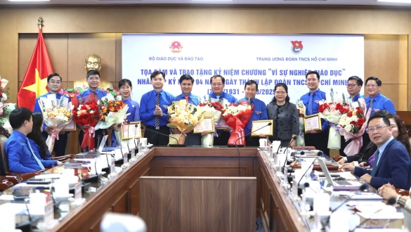 Tọa đàm và trao tặng Kỷ niệm chương “Vì sự nghiệp giáo dục” cho 11 cán bộ Đoàn