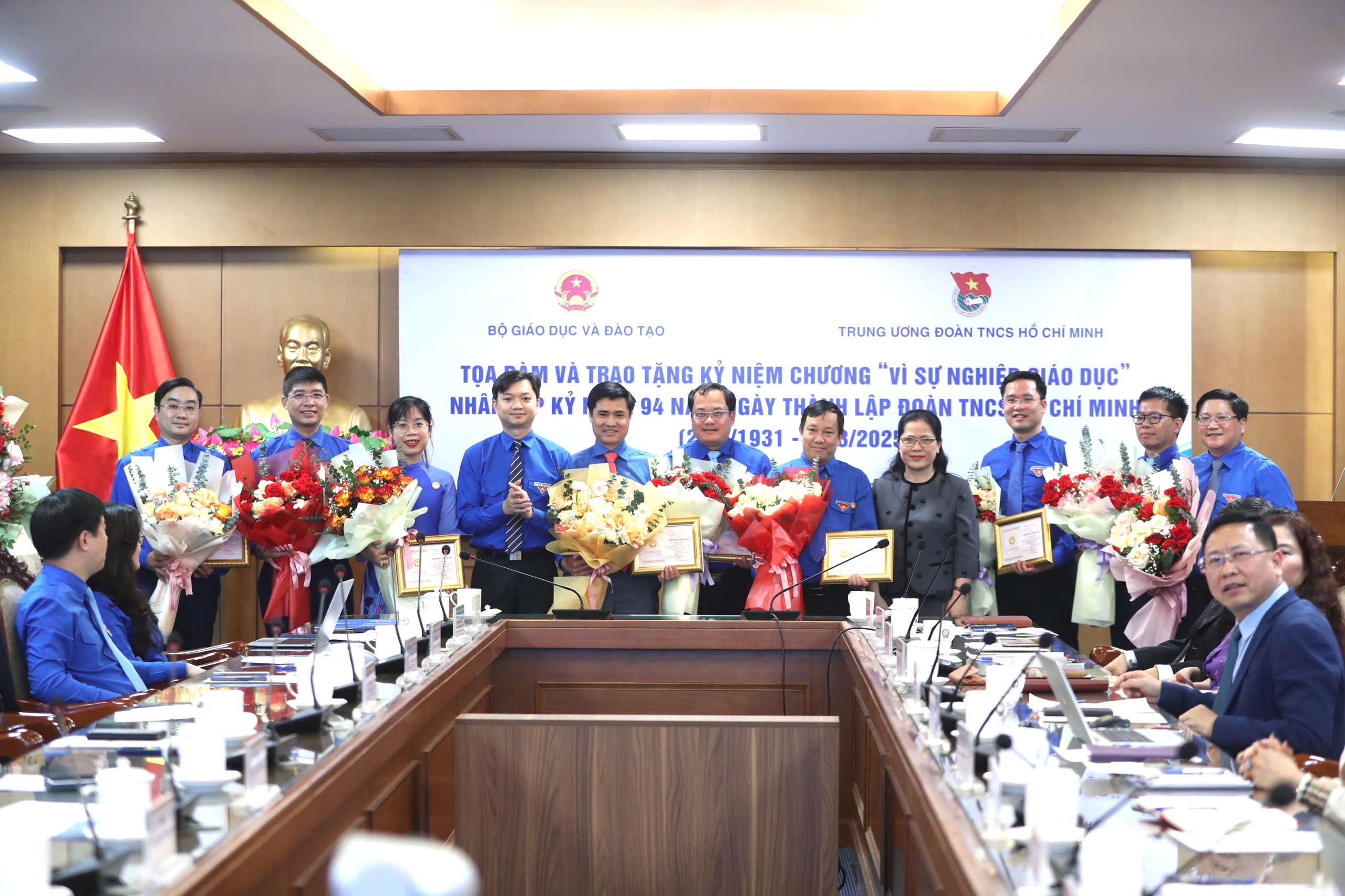 Tọa đàm và trao tặng Kỷ niệm chương “Vì sự nghiệp giáo dục” cho 11 cán bộ Đoàn Tọa đàm và trao tặng Kỷ niệm chương “Vì sự nghiệp giáo dục” cho 11 cán bộ Đoàn