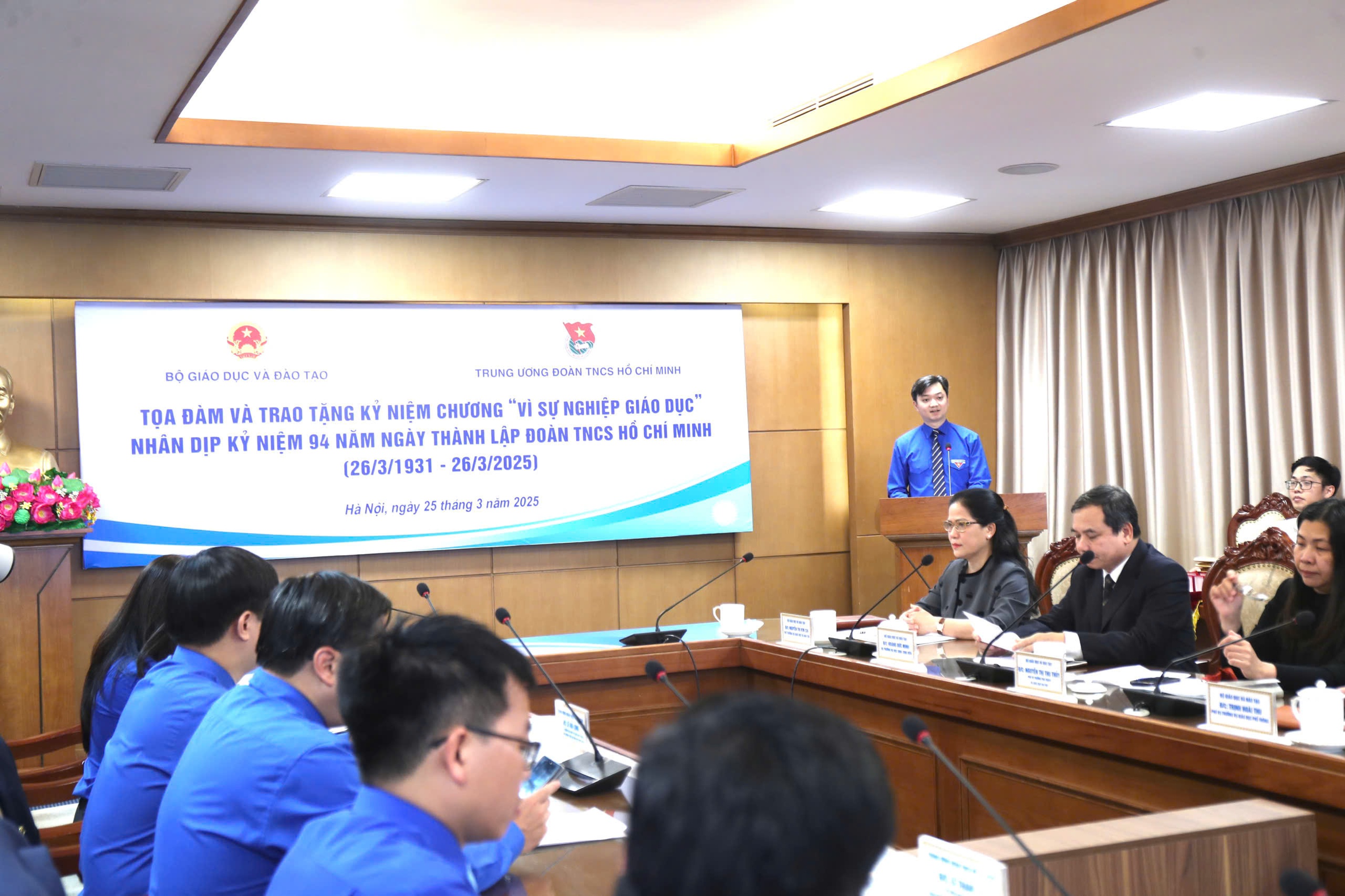 Tọa đàm và trao tặng Kỷ niệm chương “Vì sự nghiệp giáo dục” cho 11 cán bộ Đoàn Tọa đàm và trao tặng Kỷ niệm chương “Vì sự nghiệp giáo dục” cho 11 cán bộ Đoàn