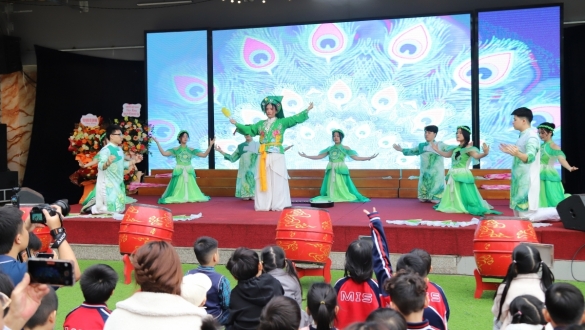 "Chúng ta đang sống trong thời đại mà một học sinh tiểu học có thể lập trình robot nhưng cũng thuộc lòng câu dân ca bà kể"