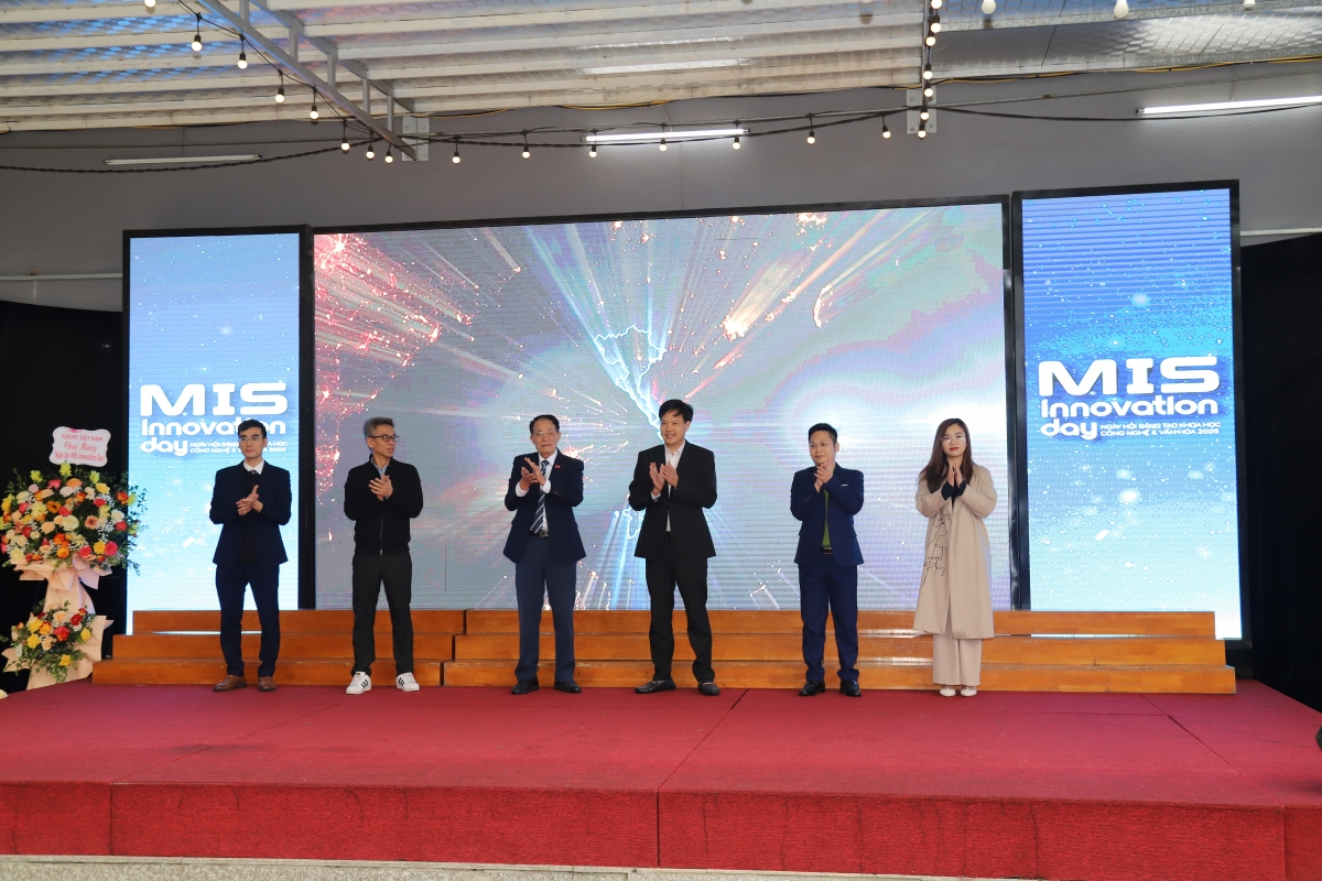 "Chúng ta đang sống trong thời đại mà một học sinh tiểu học có thể lập trình robot nhưng cũng thuộc lòng câu dân ca bà kể"