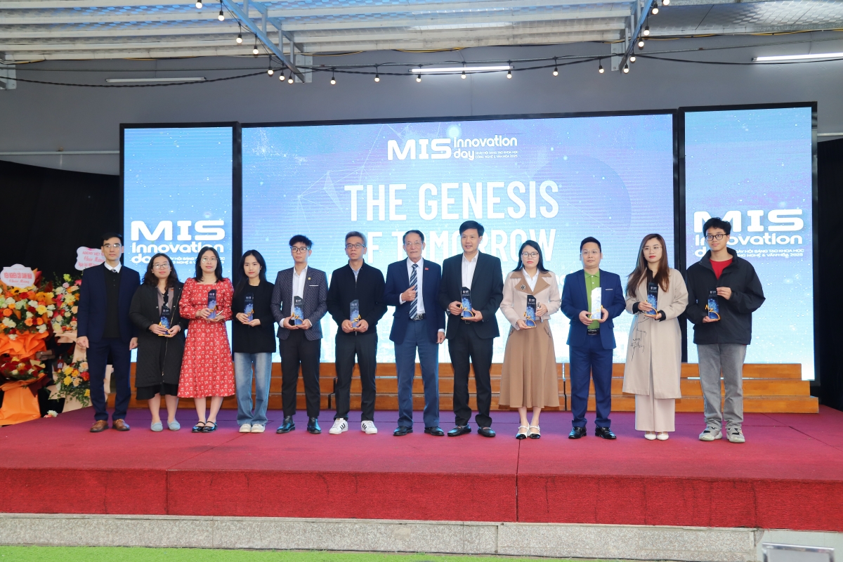 "Chúng ta đang sống trong thời đại mà một học sinh tiểu học có thể lập trình robot nhưng cũng thuộc lòng câu dân ca bà kể"