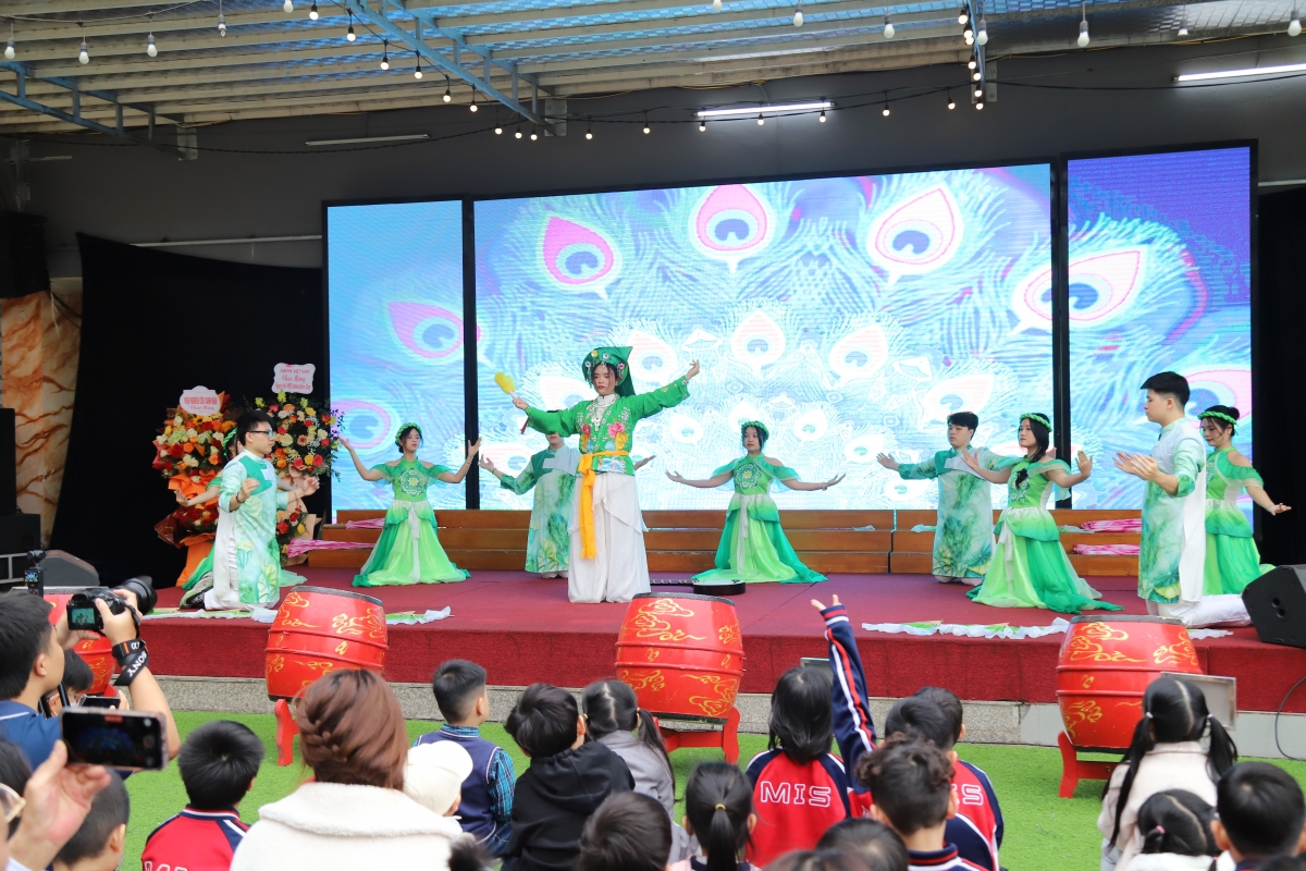 "Chúng ta đang sống trong thời đại mà một học sinh tiểu học có thể lập trình robot nhưng cũng thuộc lòng câu dân ca bà kể"