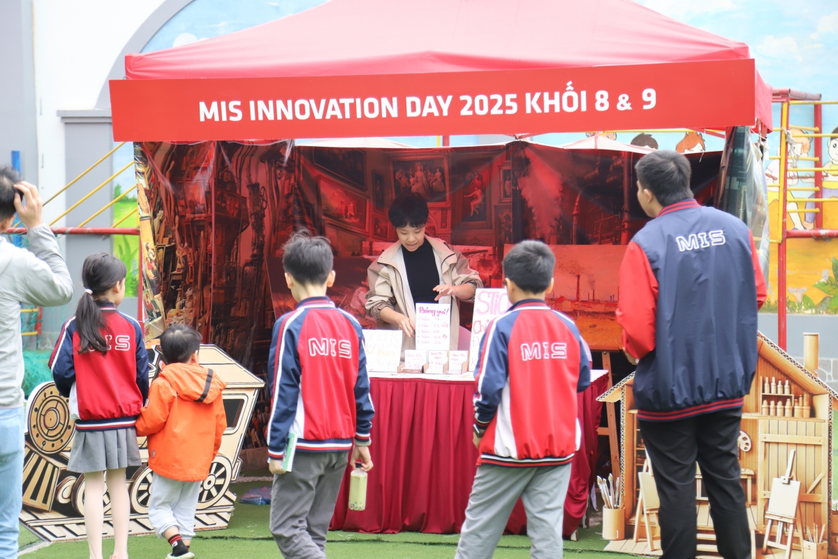 "Chúng ta đang sống trong thời đại mà một học sinh tiểu học có thể lập trình robot nhưng cũng thuộc lòng câu dân ca bà kể"