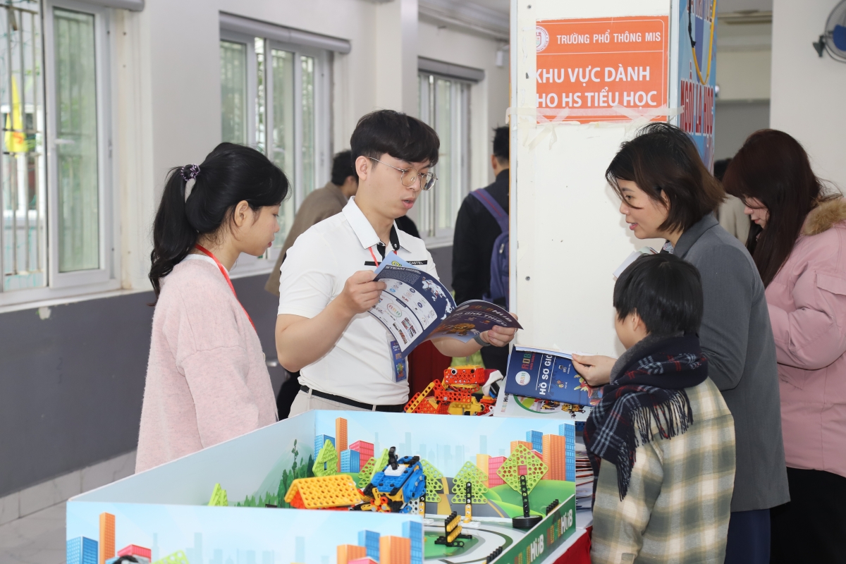 "Chúng ta đang sống trong thời đại mà một học sinh tiểu học có thể lập trình robot nhưng cũng thuộc lòng câu dân ca bà kể"