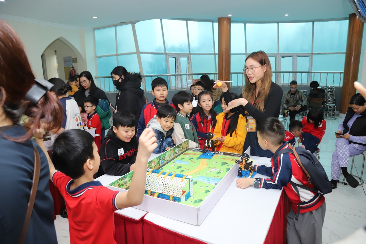 "Chúng ta đang sống trong thời đại mà một học sinh tiểu học có thể lập trình robot nhưng cũng thuộc lòng câu dân ca bà kể"