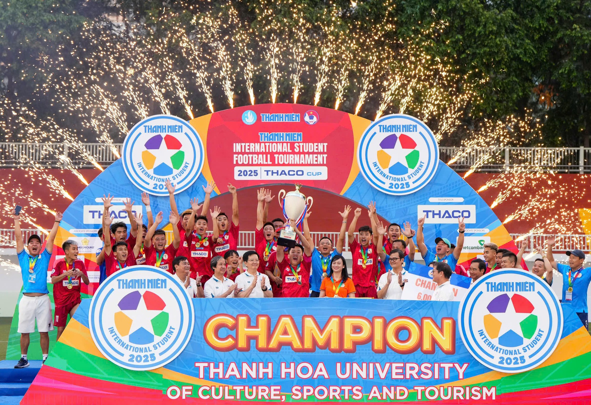 Phó Thủ tướng Mai Văn Chính trao cúp vô địch Giải bóng đá Thanh Niên sinh viên quốc tế 2025