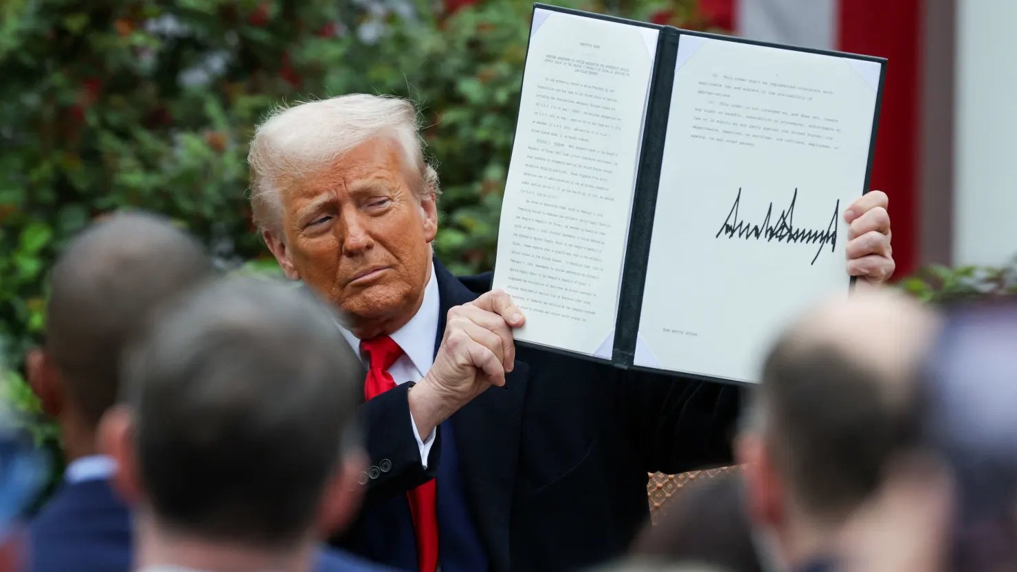 TT Trump chính thức đóng "lỗ hổng" với hàng nhập khẩu giá rẻ từ Trung Quốc TT Trump chính thức đóng "lỗ hổng" với hàng nhập khẩu giá rẻ từ Trung Quốc