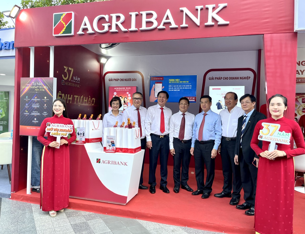 Ngành ngân hàng TPHCM hướng tới tháng 4 lịch sử với nhiều sự kiện ý nghĩa Ngành ngân hàng TPHCM hướng tới tháng 4 lịch sử với nhiều sự kiện ý nghĩa