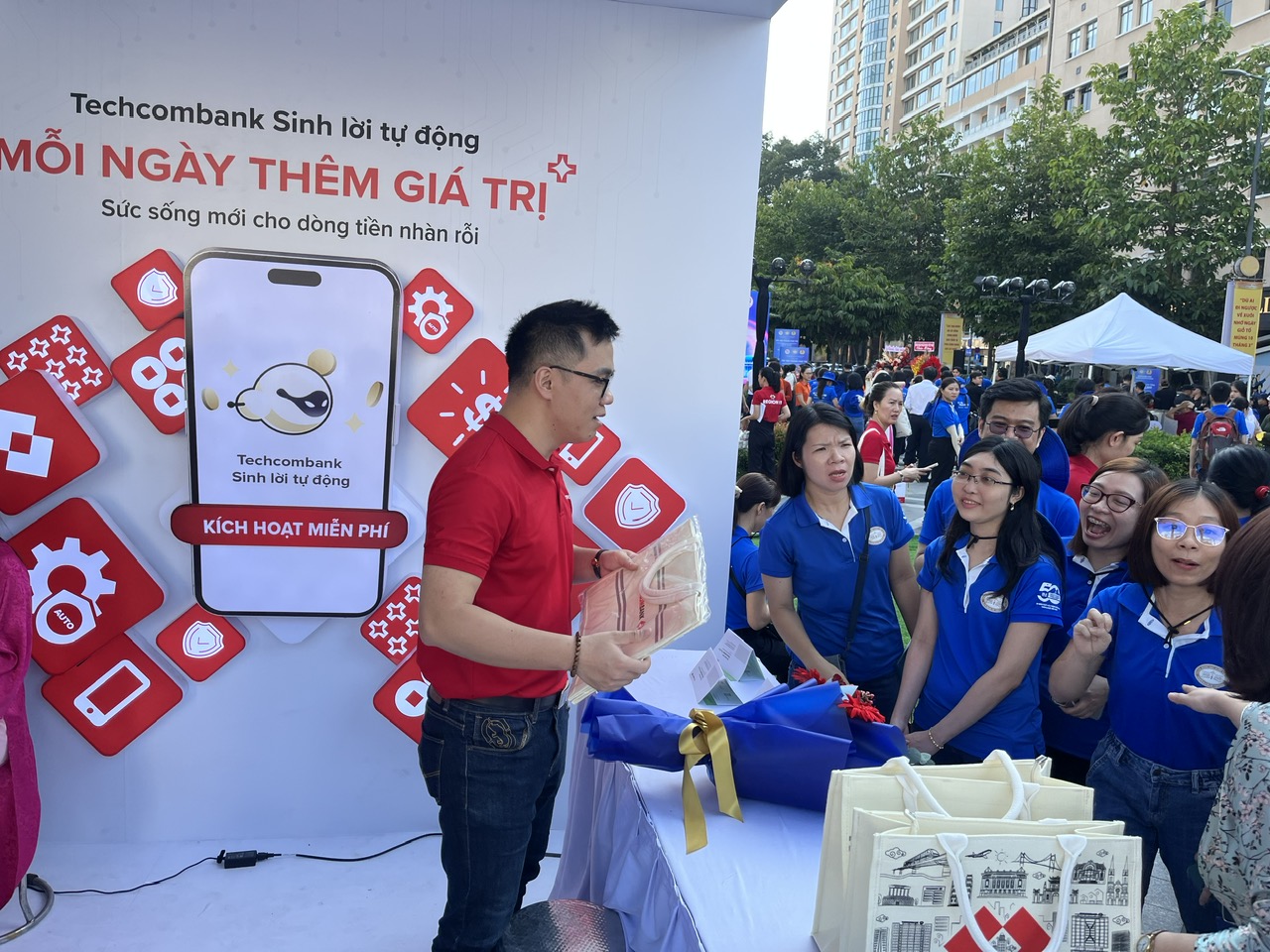 Ngành ngân hàng TPHCM hướng tới tháng 4 lịch sử với nhiều sự kiện ý nghĩa Ngành ngân hàng TPHCM hướng tới tháng 4 lịch sử với nhiều sự kiện ý nghĩa