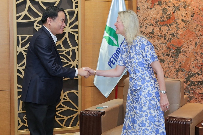 Tổng Giám đốc Lê Ngọc Sơn chào đón bà Katherine Roe Tổng Giám đốc Điều hành (CEO) Pharos Energy đến thăm và làm việc tại Tập đoàn Tổng Giám đốc Lê Ngọc Sơn chào đón bà Katherine Roe Tổng Giám đốc Điều hành (CEO) Pharos Energy đến thăm và làm việc tại Tập đoàn