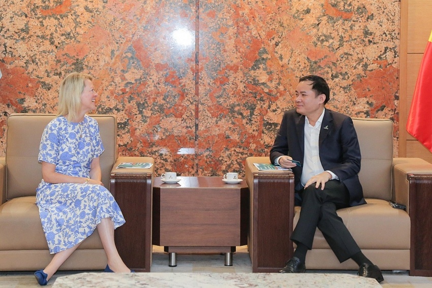 Tổng giám đốc Lê Ngọc Sơn trao đổi với bà Katherine Roe Tổng giám đốc Lê Ngọc Sơn trao đổi với bà Katherine Roe