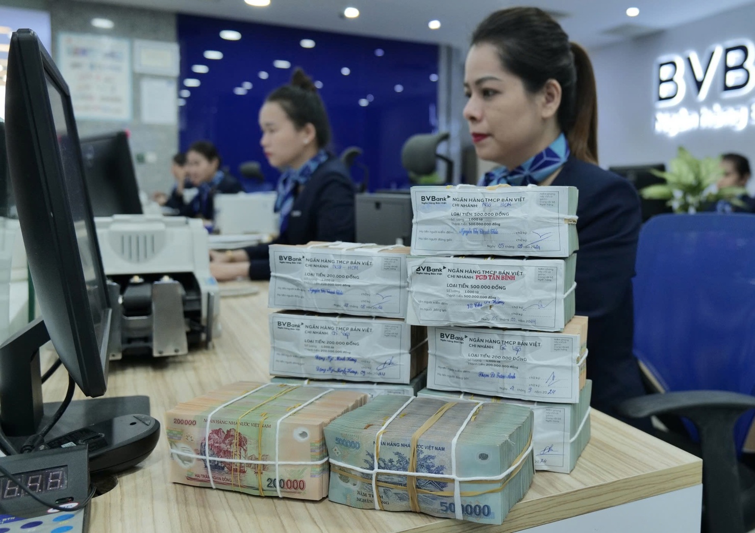 Dòng tiền ‘tháo chạy’ khỏi ngân hàng, lãi suất nguy cơ tăng nóng Dòng tiền ‘tháo chạy’ khỏi ngân hàng, lãi suất nguy cơ tăng nóng