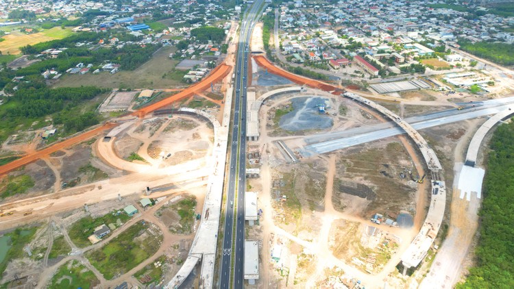 Thúc nền kinh tế bứt tốc từ nguồn lực đầu tư công Chính phủ và các bộ, ngành, địa phương đã quyết liệt chỉ đạo, tập trung nguồn lực để hoàn thành sớm nhiều dự án hạ tầng trọng điểm ngay trong năm 2025. Ảnh: Song Lê