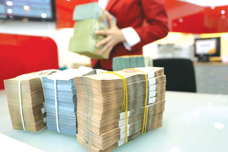 Sửa đổi Luật Các tổ chức tín dụng: Tăng khả năng thu hồi nợ cho ngân hàng Việc luật hóa các quy định tại Nghị quyết số 42/2017/QH14 sẽ đẩy nhanh tốc độ xử lý nợ xấu, giảm chi phí hoạt động của ngân hàng, từ đó hỗ trợ giảm lãi suất và tăng khả năng cung ứng vốn cho nền kinh tế. Ảnh: Minh Dũng