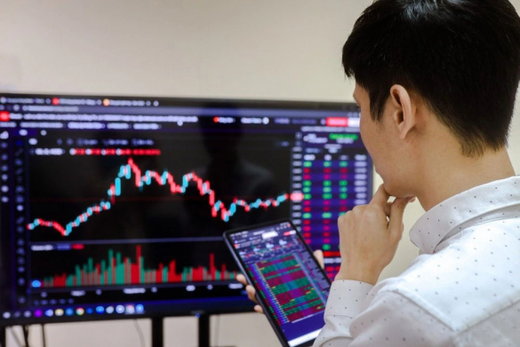 Triển vọng lãi suất gây áp lực lên chứng khoán toàn cầu, VN-Index đối mặt rủi ro rung lắc quanh vùng đỉnh