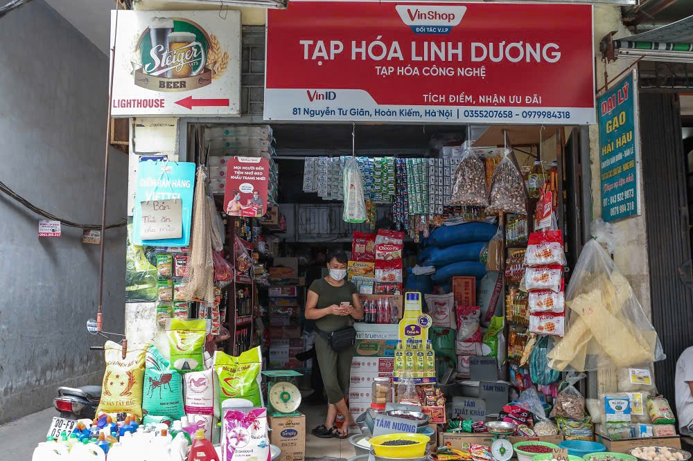 Các chuỗi bán lẻ mini đang “nuốt chửng” tiệm tạp hóa truyền thống