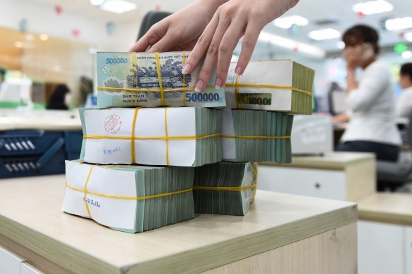 Tiền gửi dân cư lập đỉnh, ngân hàng căng mình giữ thanh khoản