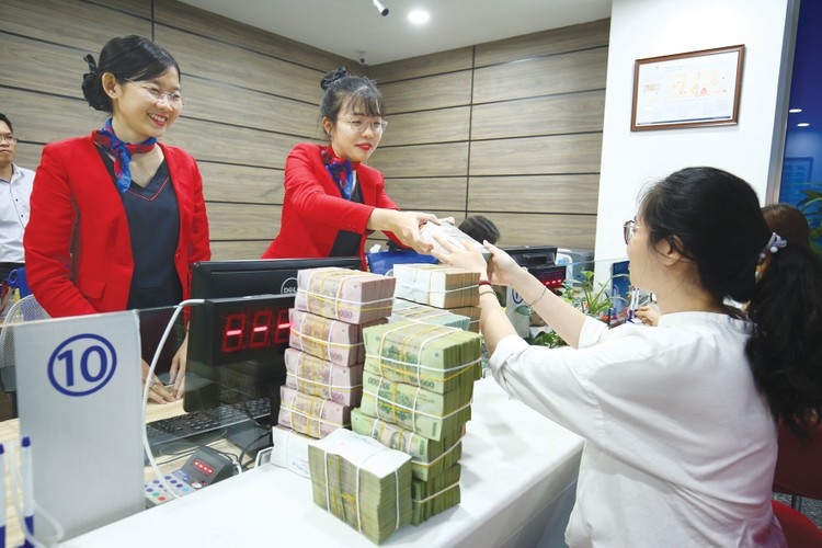 Vốn tín dụng tăng mạnh, cẩn trọng kiểm soát rủi ro Từ đầu năm đến ngày 19/5/2025, dư nợ tín dụng toàn hệ thống đạt 16,49 triệu tỷ đồng, tăng 5,59% so với cuối năm 2024. Ảnh: Lê Tiên