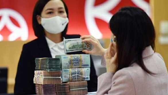 Thiếu kênh đầu tư hấp dẫn, dòng tiền "đổ dồn" vào ngân hàng