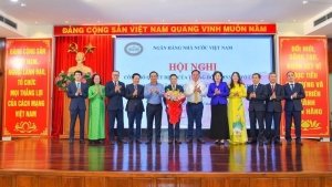 NHNN trao Quyết định về tổ chức, nhân sự tại NHNN chi nhánh Khu vực 2