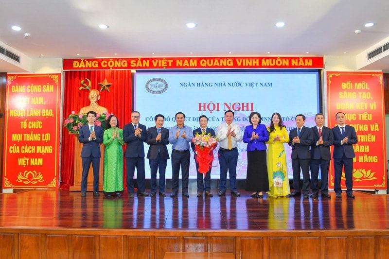 NHNN trao Quyết định về tổ chức, nhân sự tại NHNN chi nhánh Khu vực 2 NHNN trao Quyết định về tổ chức, nhân sự tại NHNN chi nhánh Khu vực 2