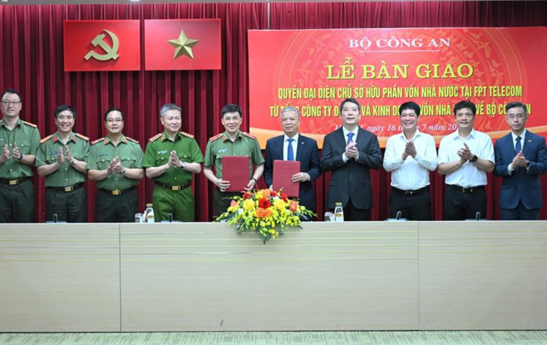 Ba lãnh đạo FPT Telecom đồng loạt từ nhiệm sau khi chuyển phần vốn Nhà nước về Bộ Công an tiếp quản Ba lãnh đạo FPT Telecom đồng loạt từ nhiệm sau khi chuyển phần vốn Nhà nước về Bộ Công an tiếp quản