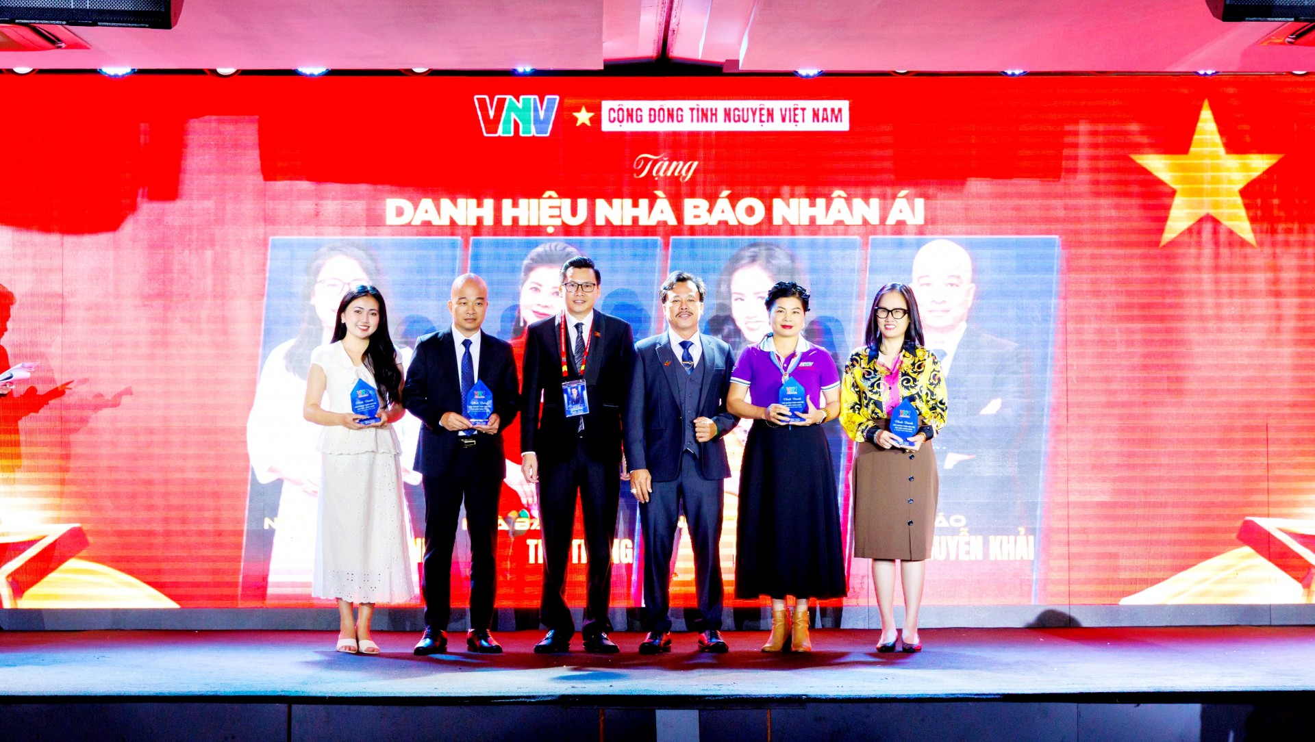 Hành trình 9 năm vì một Việt Nam nhân ái: Cộng đồng VNV sơ kết hoạt động và vinh danh các tấm gương thiện nguyện tiêu biểu toàn quốc Hành trình 9 năm vì một Việt Nam nhân ái: Cộng đồng VNV sơ kết hoạt động và vinh danh các tấm gương thiện nguyện tiêu biểu toàn quốc