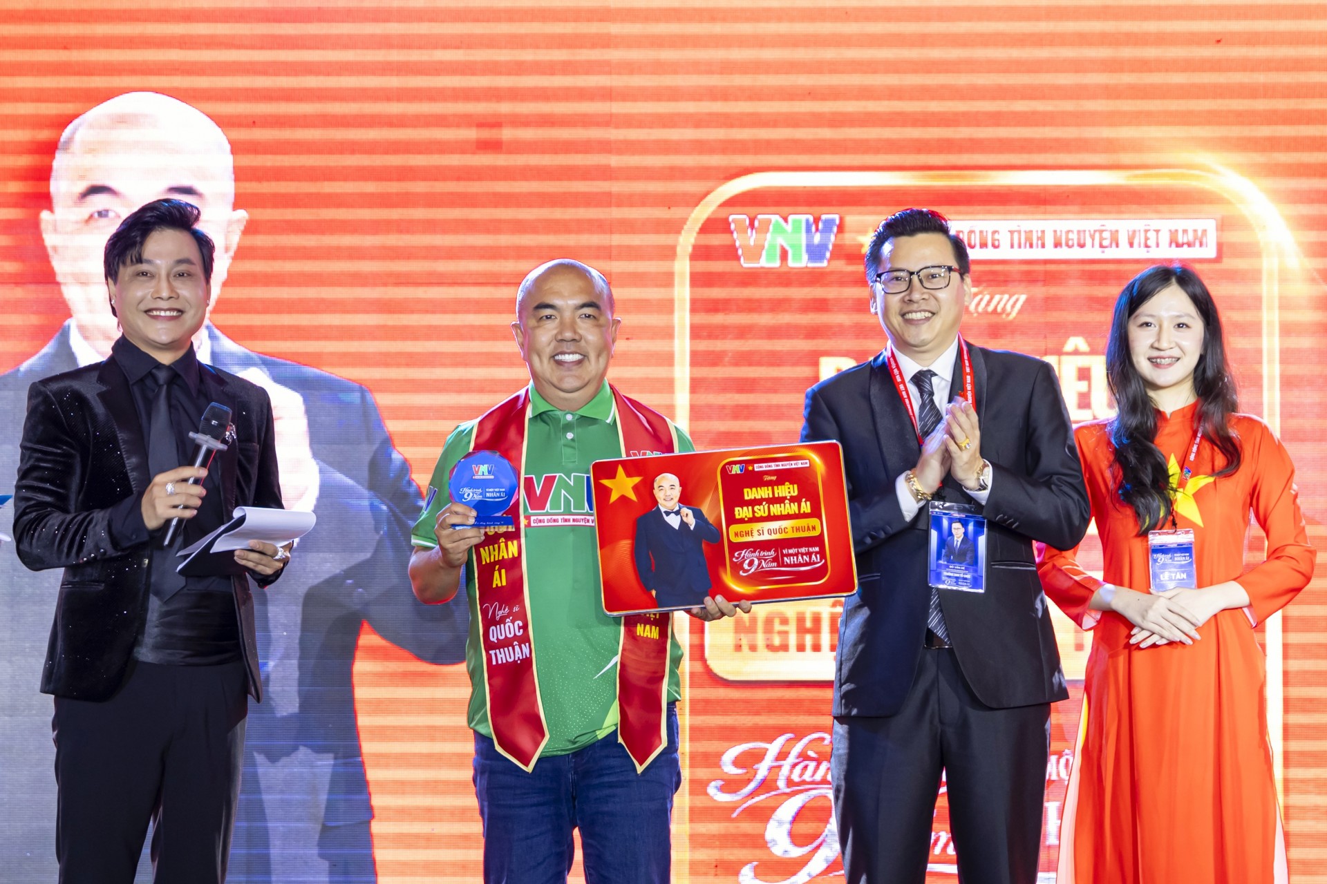 Hành trình 9 năm vì một Việt Nam nhân ái: Cộng đồng VNV sơ kết hoạt động và vinh danh các tấm gương thiện nguyện tiêu biểu toàn quốc Hành trình 9 năm vì một Việt Nam nhân ái: Cộng đồng VNV sơ kết hoạt động và vinh danh các tấm gương thiện nguyện tiêu biểu toàn quốc