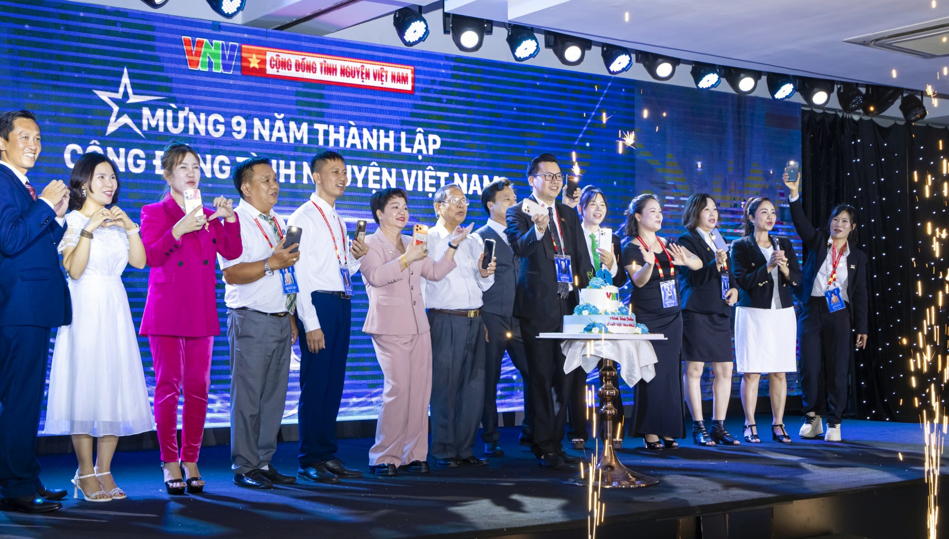 Hành trình 9 năm vì một Việt Nam nhân ái: Cộng đồng VNV sơ kết hoạt động và vinh danh các tấm gương thiện nguyện tiêu biểu toàn quốc Hành trình 9 năm vì một Việt Nam nhân ái: Cộng đồng VNV sơ kết hoạt động và vinh danh các tấm gương thiện nguyện tiêu biểu toàn quốc