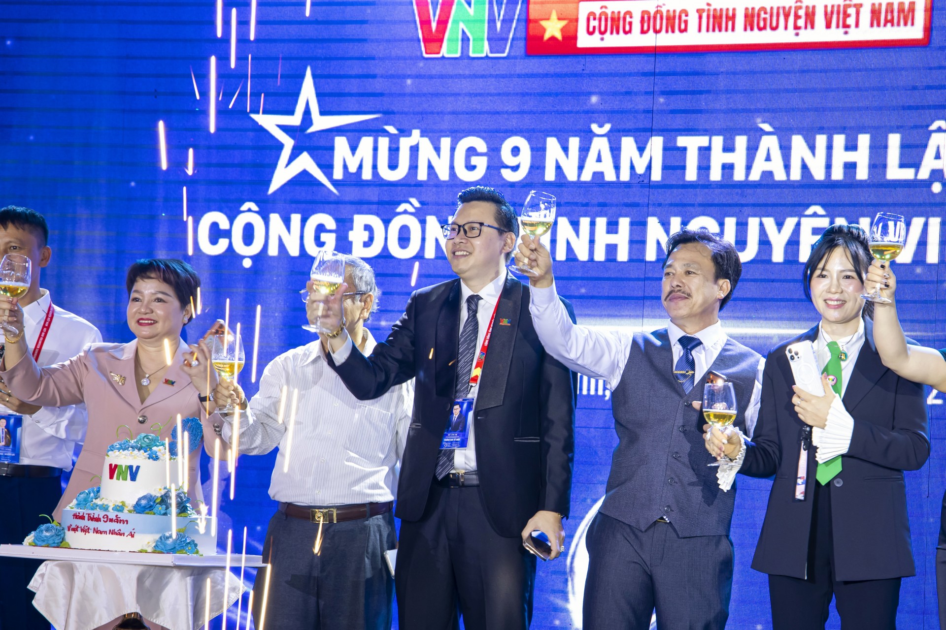 Hành trình 9 năm vì một Việt Nam nhân ái: Cộng đồng VNV sơ kết hoạt động và vinh danh các tấm gương thiện nguyện tiêu biểu toàn quốc Hành trình 9 năm vì một Việt Nam nhân ái: Cộng đồng VNV sơ kết hoạt động và vinh danh các tấm gương thiện nguyện tiêu biểu toàn quốc