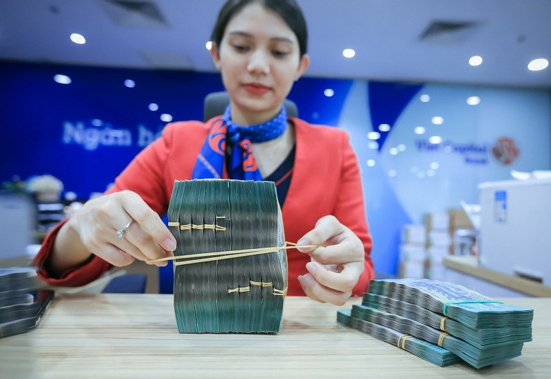 Triển khai gói tín dụng 220.000 tỷ, nhiều ngân hàng giảm lãi cho doanh nghiệp
