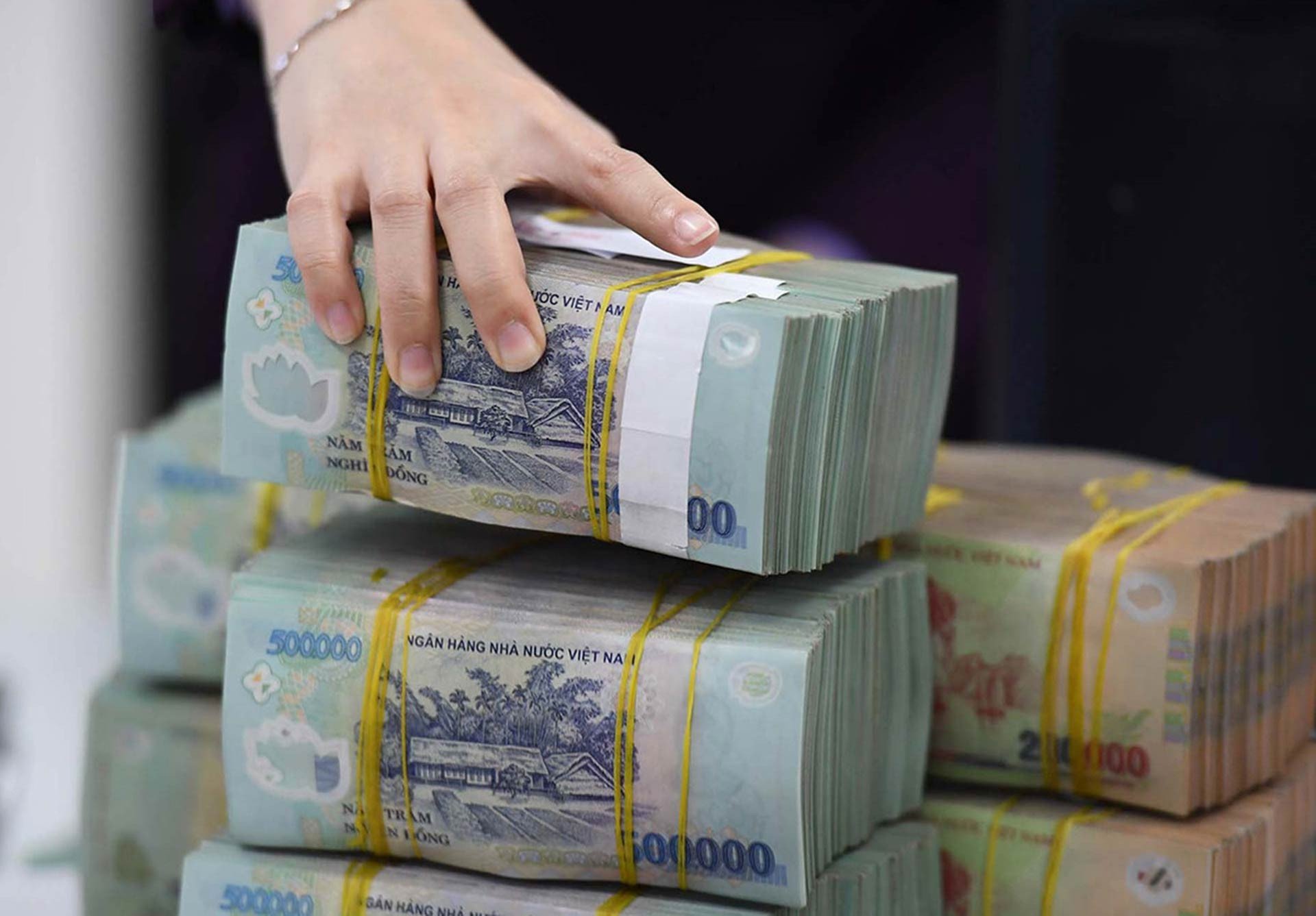 Huy động vốn tăng tốc, lãi suất vẫn neo cao Huy động vốn tăng tốc, lãi suất vẫn neo cao