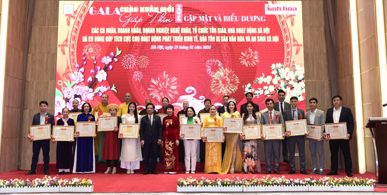 Gala chào xuân Giáp Thìn 2024: Vinh danh những đóng góp quý báu cho bảo tồn di sản văn hóa Gala chào xuân Giáp Thìn 2024: Vinh danh những đóng góp quý báu cho bảo tồn di sản văn hóa