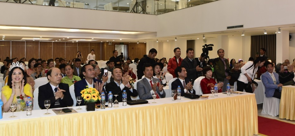 Gala chào xuân Giáp Thìn 2024: Vinh danh những đóng góp quý báu cho bảo tồn di sản văn hóa Gala chào xuân Giáp Thìn 2024: Vinh danh những đóng góp quý báu cho bảo tồn di sản văn hóa