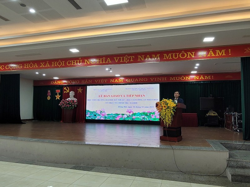 Học viên Trường Đại học Kỹ thuật - Hậu cần CAND "ba cùng" với bà con Đông Anh