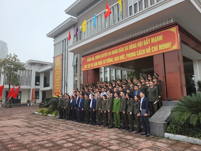 Học viên Trường Đại học Kỹ thuật - Hậu cần CAND "ba cùng" với bà con Đông Anh