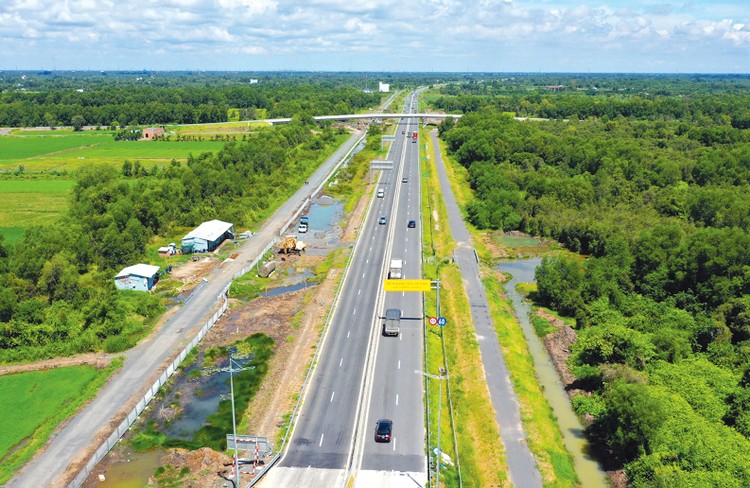 Đẩy sớm vốn đầu tư công vào nền kinh tế Tính đến hết tháng 1/2023, tổng số vốn đầu tư công thuộc nguồn ngân sách nhà nước năm 2023 đã phân bổ là 638.613,081 tỷ đồng, đạt 90,32% kế hoạch vốn Thủ tướng giao. Ảnh: Lê Tiên