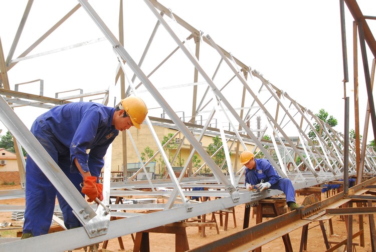 Cải thiện vị thế hàng Việt trong đấu thầu: Ưu đãi chính sách là chưa đủ Để cải thiện vị thế hàng Việt trong các gói thầu, doanh nghiệp trong nước cần nâng cao tính cạnh tranh, nhất là về chất lượng, mẫu mã, giá cả hàng hóa. Ảnh: Lê Tiên