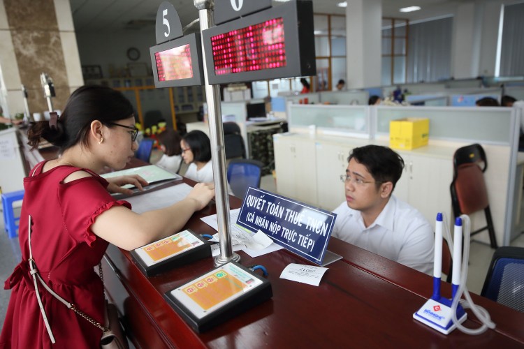 Sửa Luật Thuế thu nhập cá nhân: Cần rõ ràng cách tính mức giảm trừ gia cảnh Mức giảm trừ gia cảnh cho người nộp thuế, người phụ thuộc của người nộp thuế hiện không theo kịp thực tế đời sống. Ảnh: Song Lê