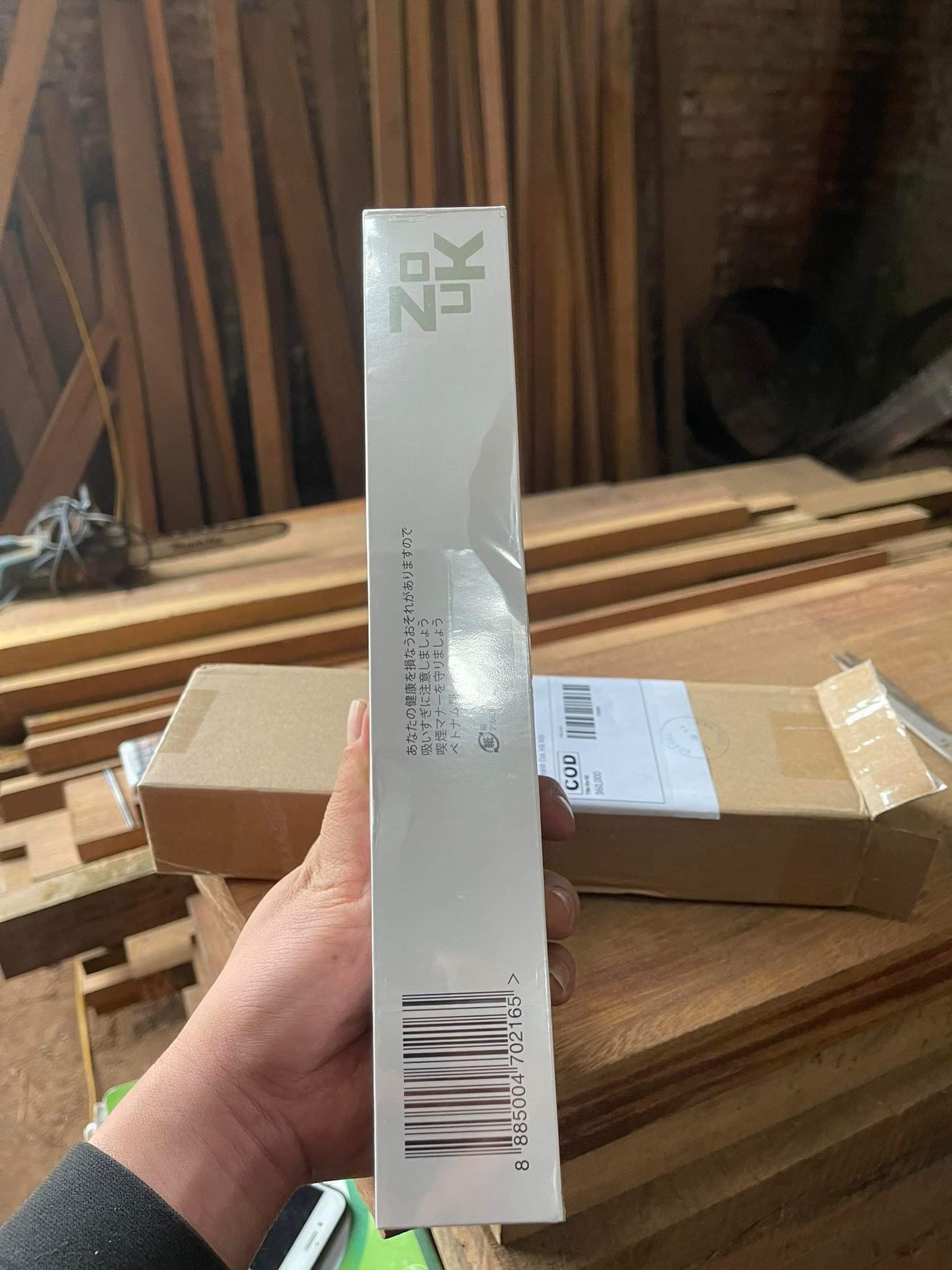 Thuốc lá ngoại nhập lậu bán công khai từ vỉa hè đến mạng xã hội