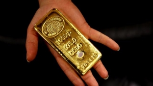 Giá vàng thế giới tiếp tục trượt dốc vì áp lực từ Mỹ, giá trong nước “nằm im”