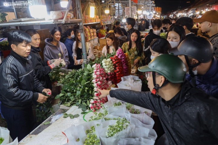 Giá hoa 8/3 tăng Giá hoa 8/3 tăng 'phi mã' - 2