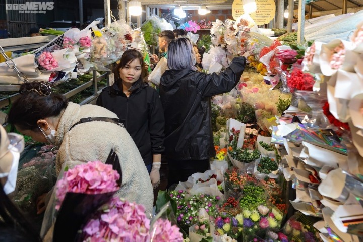 Giá hoa 8/3 tăng Giá hoa 8/3 tăng 'phi mã' - 3