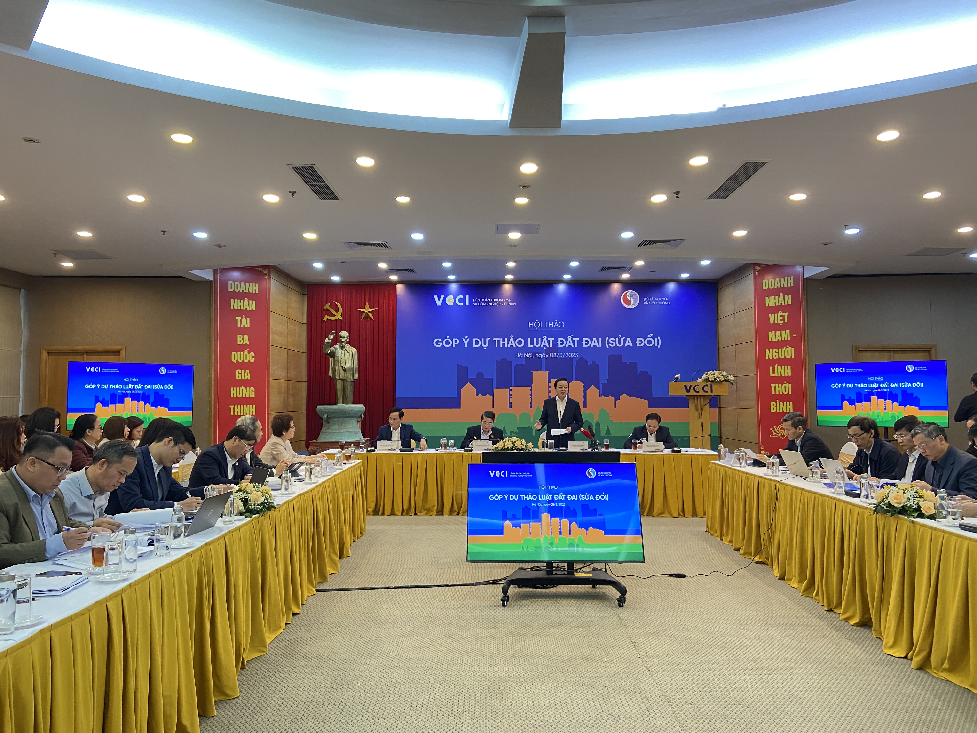 Ph&amp;oacute; Thủ tướng Ch&amp;iacute;nh phủ Trần Hồng H&amp;agrave; ph&amp;aacute;t biểu tại hội thảo.