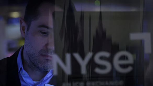 Cổ phiếu ngân hàng bị bán tháo trên toàn cầu, giá dầu lao dốc