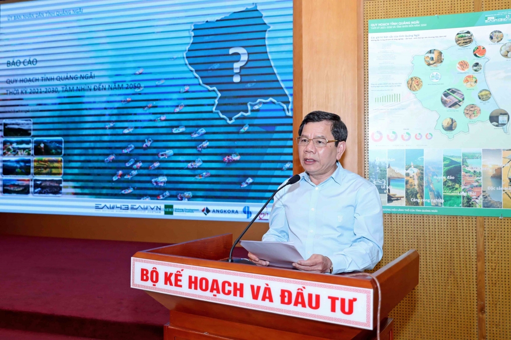 Chủ tịch UBND tỉnh Quảng Ng&amp;atilde;i Đặng Văn Minh tr&amp;igrave;nh b&amp;agrave;y về Quy hoạch tỉnh Quảng Ng&amp;atilde;i thời kỳ 2021-2030