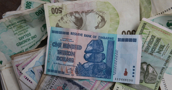 Quốc gia đầu tiên phát hành tờ tiền mệnh giá 100.000 tỷ: Cạn kiệt tiền lẻ, khách hàng thanh toán nhưng chỉ nhận lại... những tờ giấy Quốc gia đầu tiên phát hành tờ tiền mệnh giá 100.000 tỷ: Cạn kiệt tiền lẻ, khách hàng thanh toán nhưng chỉ nhận lại... những tờ giấy